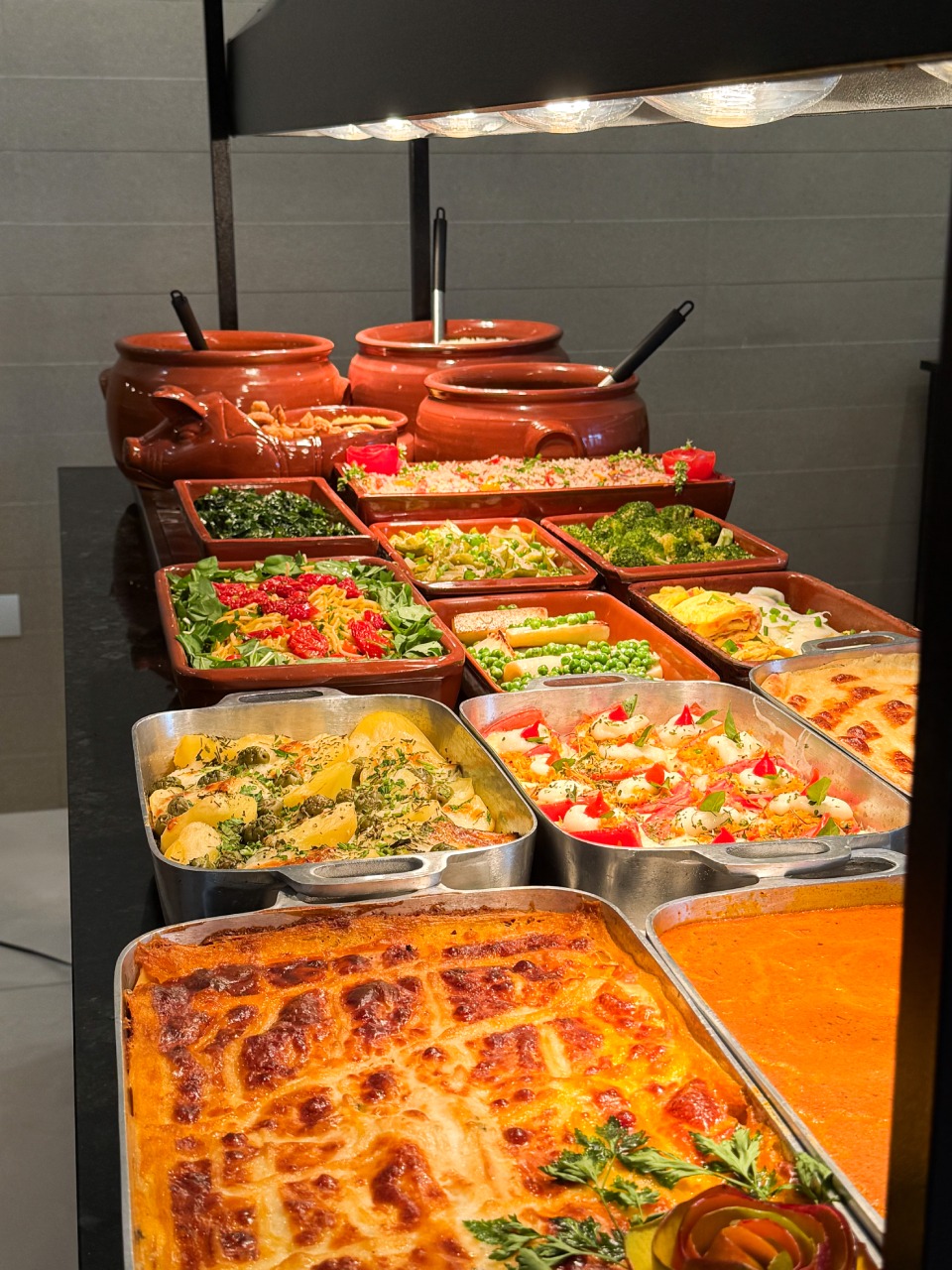 Comida caseira preparada no fogão a lenha